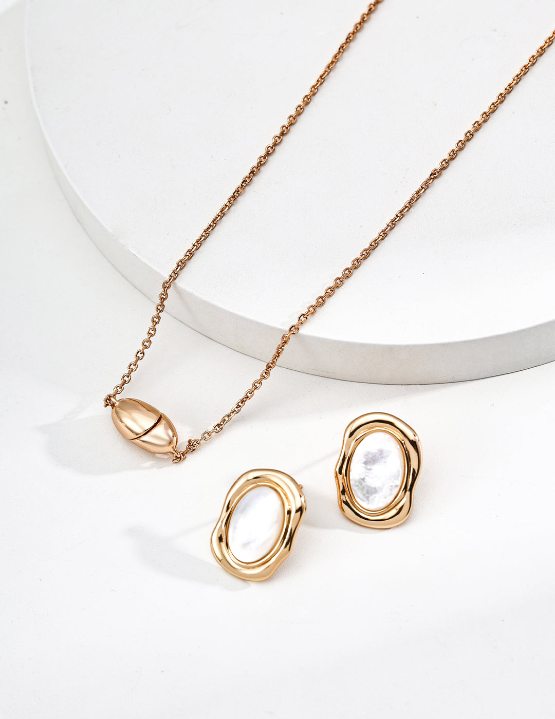 Charm Silver Heart Magnetic Necklace in Gold
