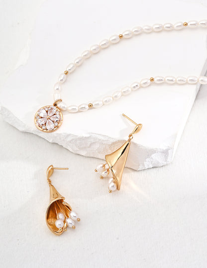 Handmade pearl necklace with a stylish gold pendant – elevate your jewelry collection effortlessly