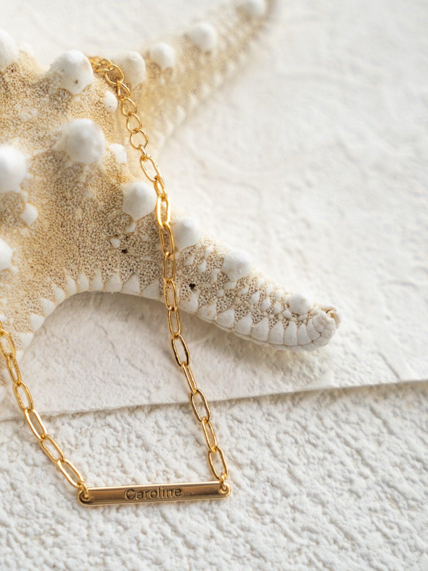  A chic and stylish bracelet with a delicate gold chain and a geometric pendant