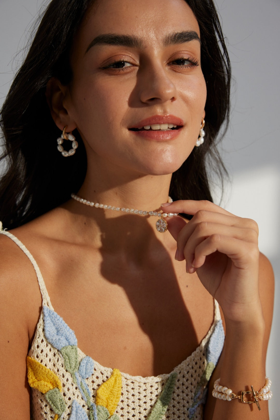 Minimalist pearl necklace with a gold-plated pendant – a must-have accessory for a refined touch.