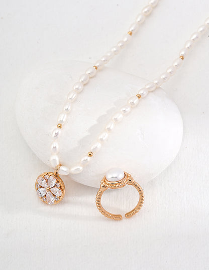 Sophisticated pearl and gold necklace – the perfect blend of classic and contemporary style