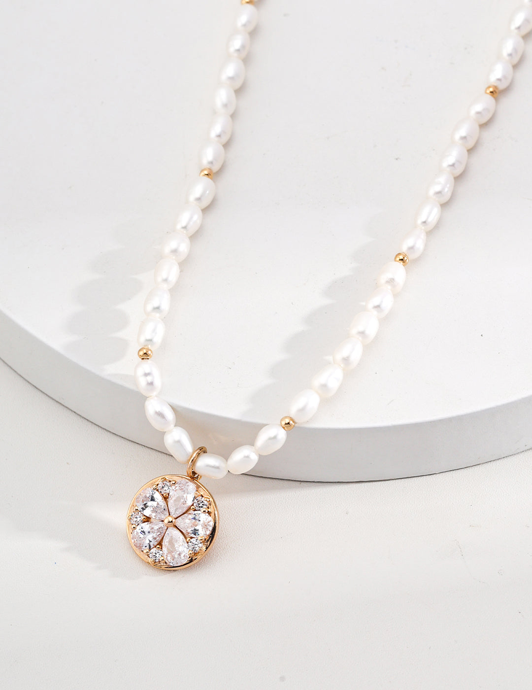 Classic meets modern with this pearl and gold pendant necklace – perfect for everyday elegance