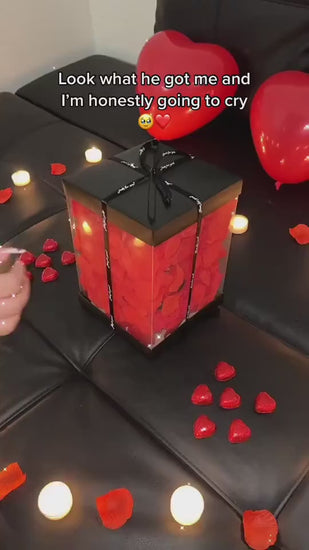 El regalo perfecto para sorprender a alguien especial: ¡Un oso de peluche hecho con rosas! Este adorable osito combina ternura y elegancia, convirtiéndose en el detalle ideal para San Valentín, aniversarios, cumpleaños o cualquier ocasión especial. 💝

Su diseño exclusivo con flores artificiales lo hace un recuerdo duradero que nunca se marchita. Disponible en varios colores y tamaños, es el regalo romántico que enamora a primera vista. .mp4