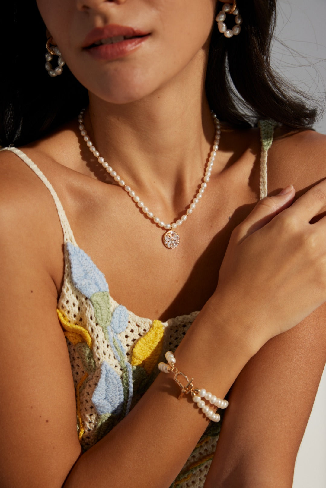 Chic and versatile pearl necklace with gold accents – your go-to accessory for any occasion